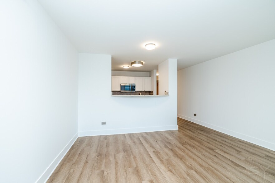 Building Photo - 345 N La Salle Dr