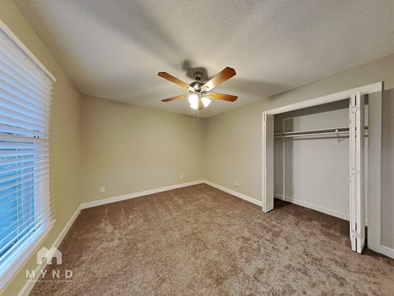 Building Photo - 8101 Round Oak Rd