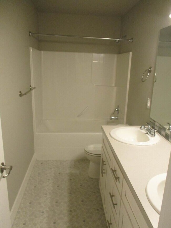 Building Photo - 4 Bedroom 2.5 Bathroom Harbor Hills Home