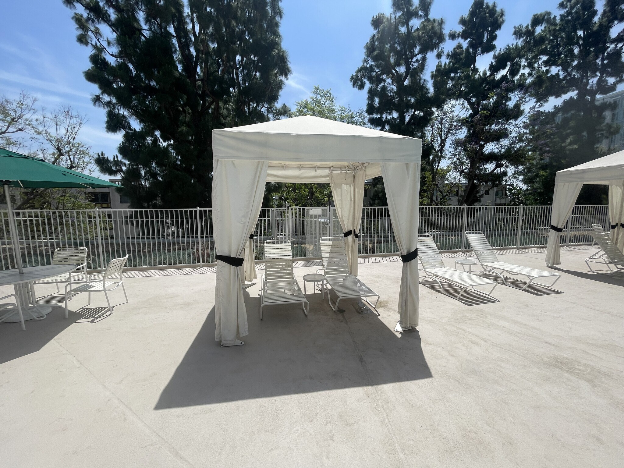 Building Photo - 100 S Doheny Dr