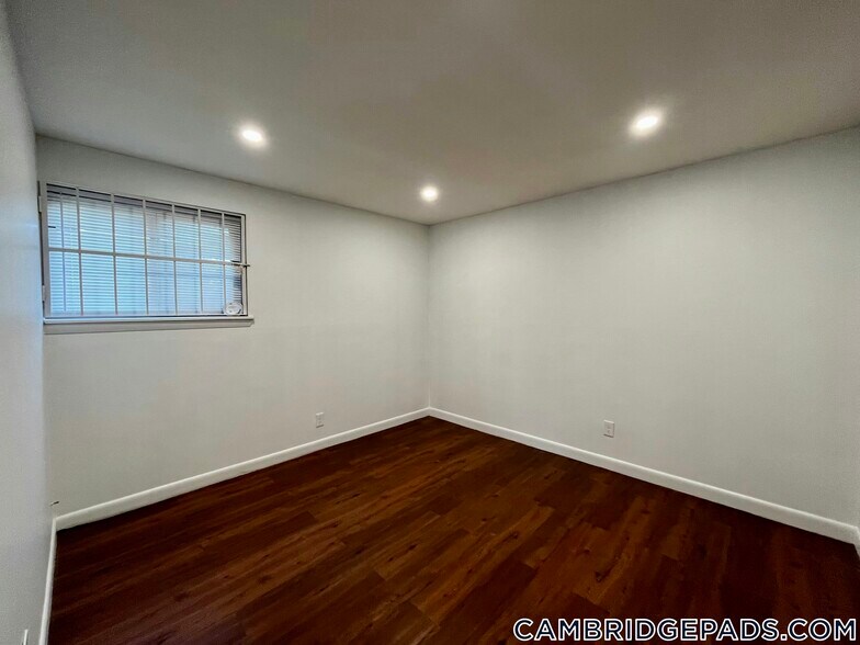 Building Photo - 20 Hubbard Park Rd