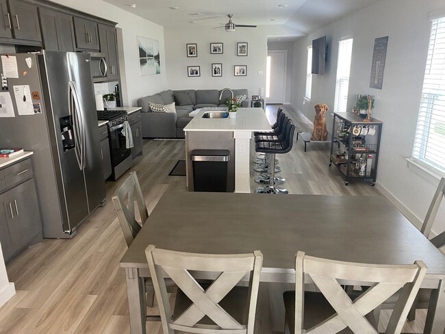 Building Photo - 3 Bedroom, 2 Bath in Midtown Subdivision C...