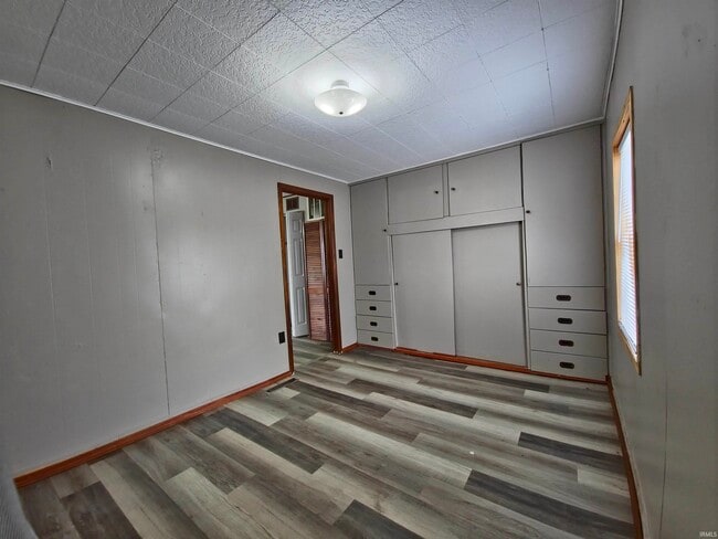 Building Photo - 108 S Oak St