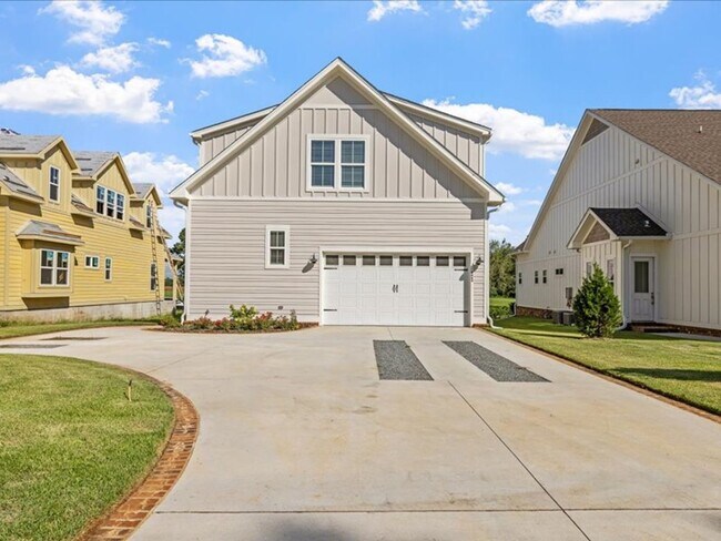 Building Photo - A great place to stay that is a nice and cozy cottage in the great neighborhood of Southwood