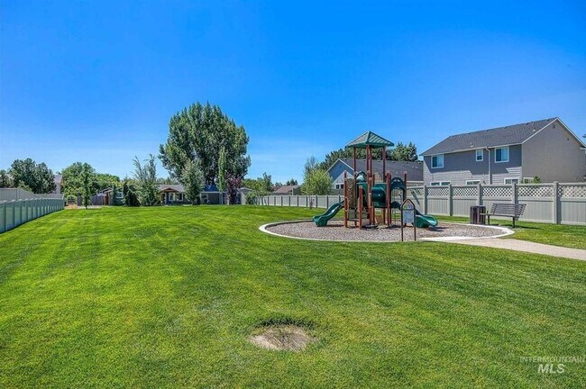 Building Photo - Large 5 Bedroom 3 Bath Home in Meridian _ Dog Friendly!