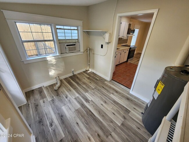 Building Photo - Tiny home vibe on a large private lot!!