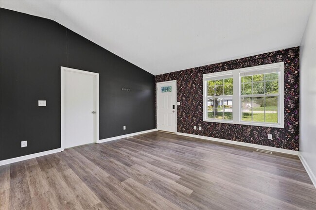 Building Photo - 727 Acorn Dr