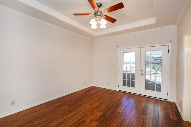 Building Photo - 707 St James Dr