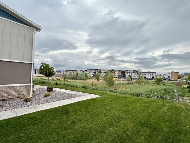 Building Photo - 676 E 550 S