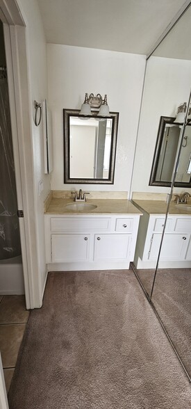 Vanity - 13020 Wimberly Sq