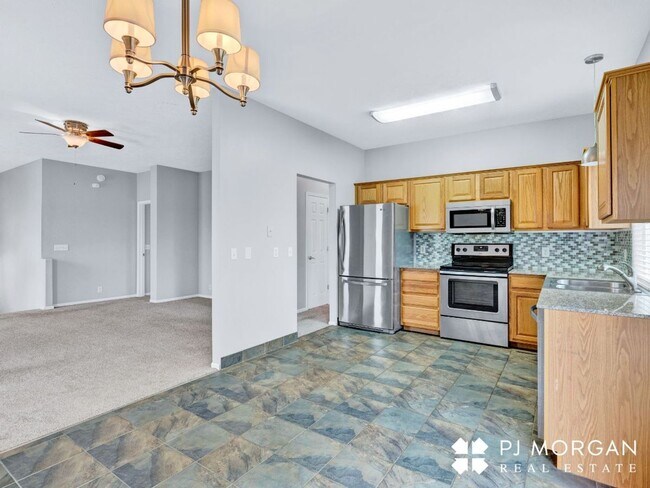 Building Photo - Charming 3 bedroom, 2 bathroom Duplex with 2 Car Garage