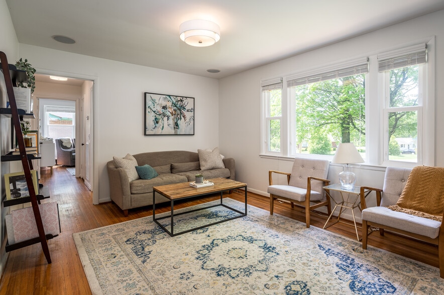 Building Photo - 582 Whispering Hills Dr