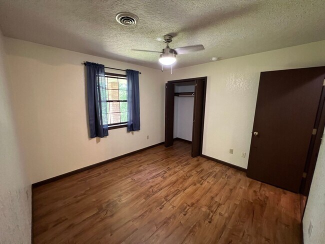 Building Photo - Single Family Home Close to FLW