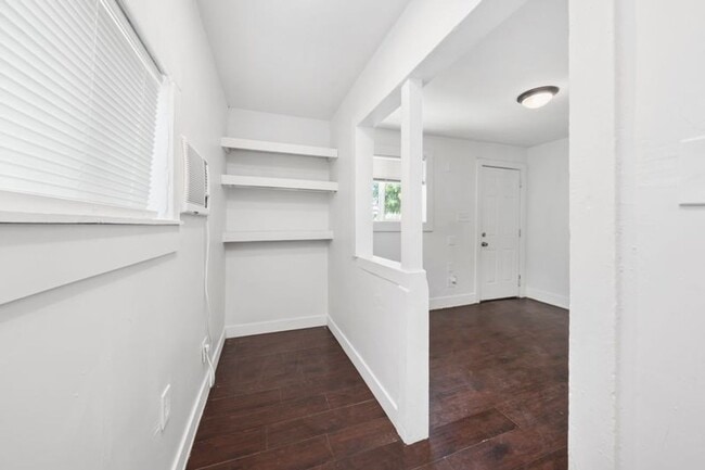 Building Photo - 1 Bedroom 1 Bath duplex in Roseville!