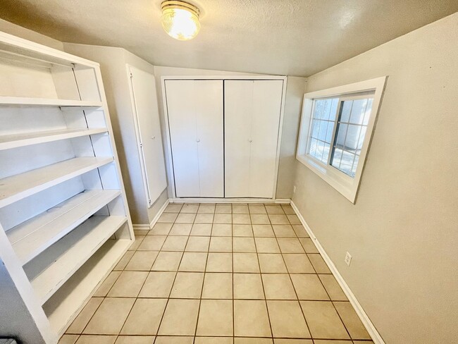 Building Photo - 3 bedroom 2 bathroom house