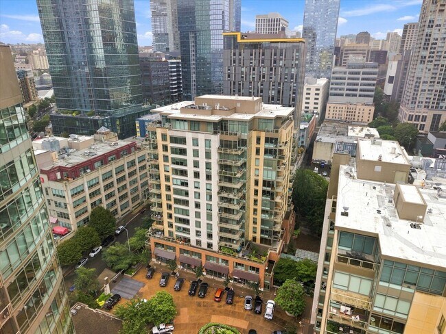 Building Photo - 910 Lenora St
