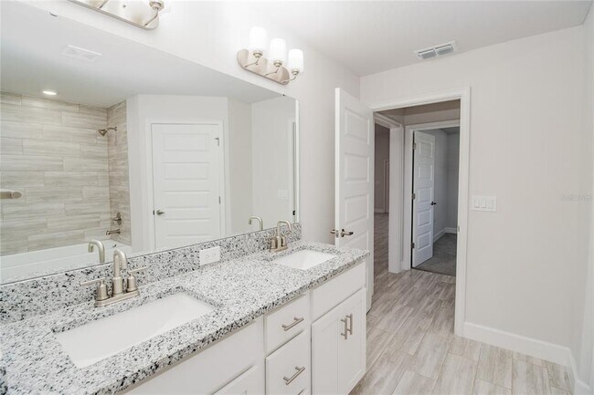 Building Photo - 4903 Vue Delac Pass