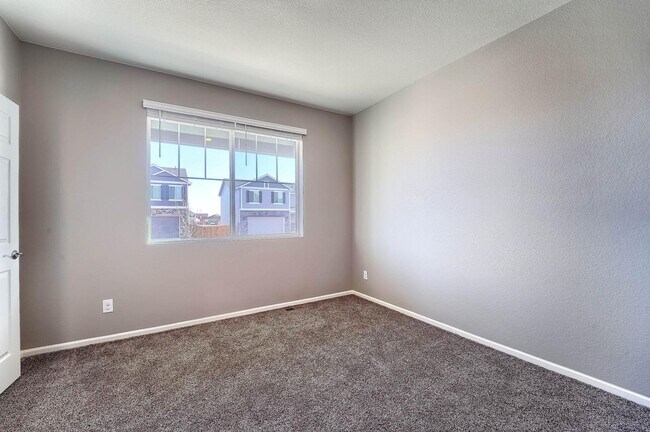 Building Photo - Gorgeous 4 bed, 3 bath, loft and an office!