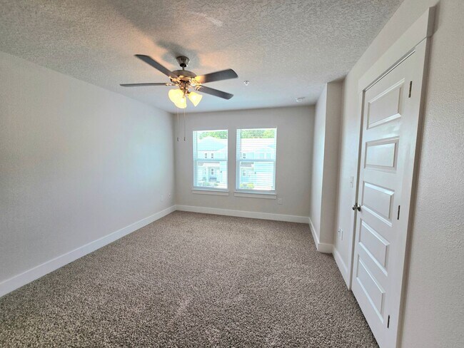Building Photo - Stunning Townhome - Prime Pensacola Location