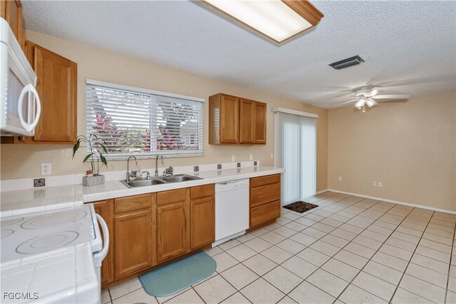 Building Photo - 4001 E Sunflower Cir