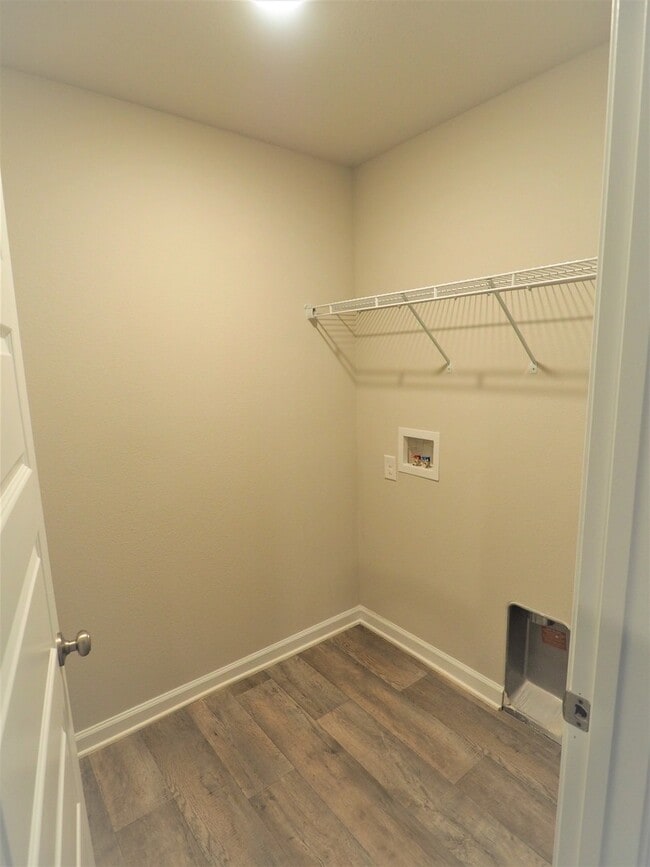 Building Photo - 4 Bedroom home with community pool!