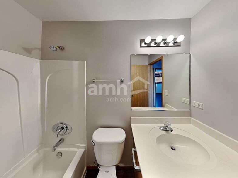 Building Photo - 1012 Mission Blvd