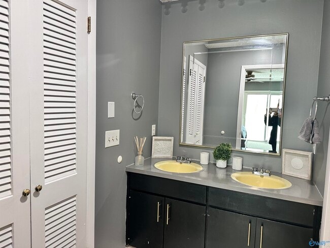 Building Photo - 701 Fagan Springs Dr SE