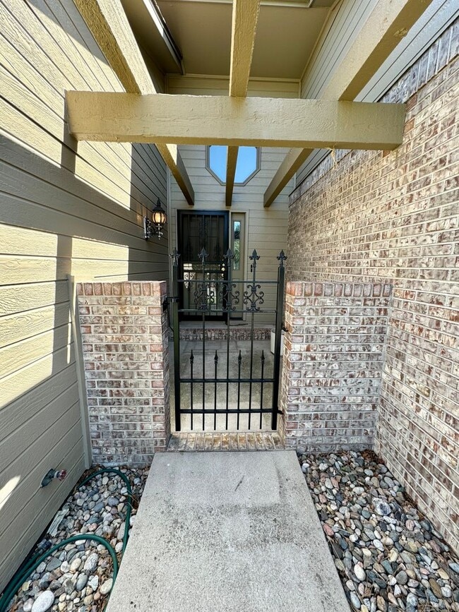 Building Photo - Well Maintained 3 bedroom end unit Townhom...
