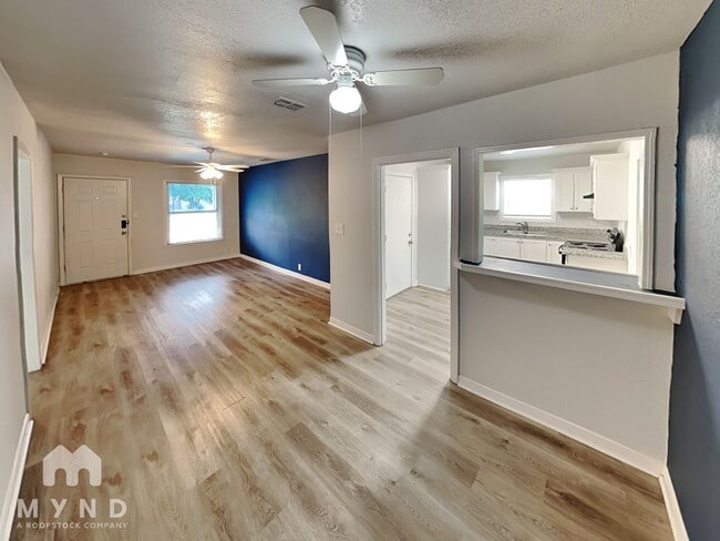 Building Photo - 4402 Mistletoe Dr