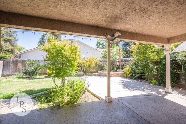 Building Photo - North Fresno Home, 3BR/2BA, Built 1991 – w...
