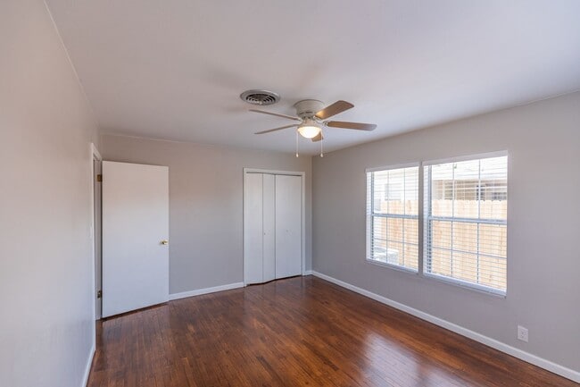 Building Photo - Cozy 3 Bed 2 Bath Home - Pets on Owner App...
