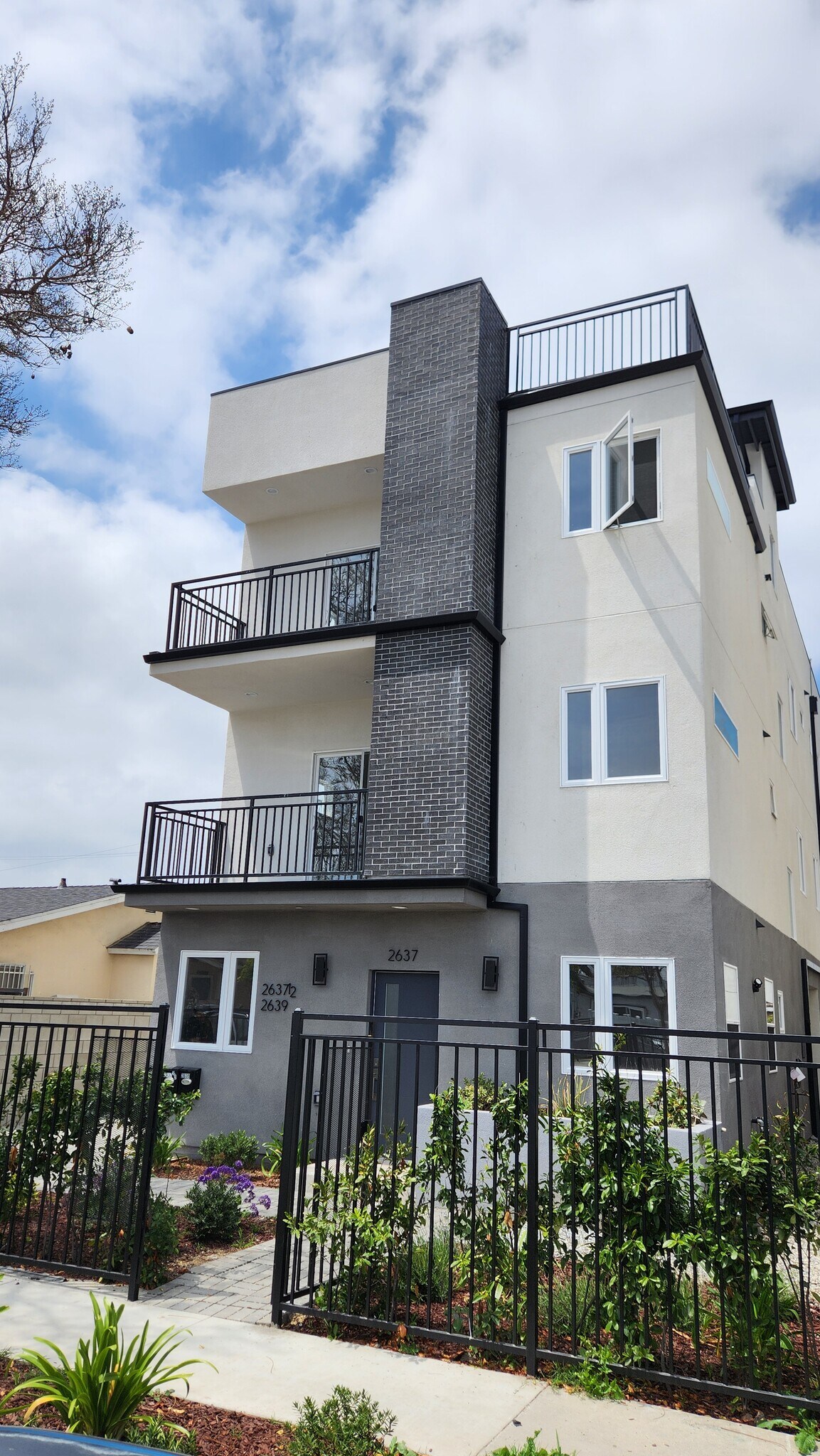 Building Photo - 2637 S Cochran Ave