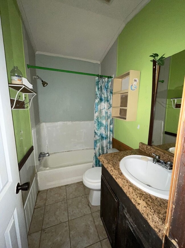 Building Photo - Country living with spacious front and backyard - 3 beds/ 2bath available now