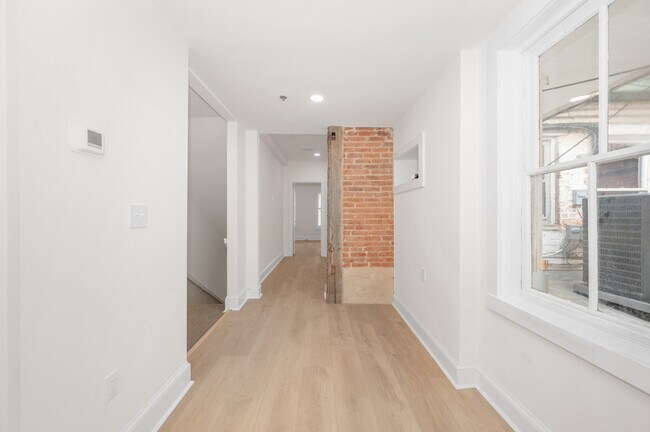 Building Photo - 112 N Market St