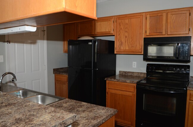 Building Photo - HUGE DETACHED GARAGE with 12' Door! 3 Bed/...
