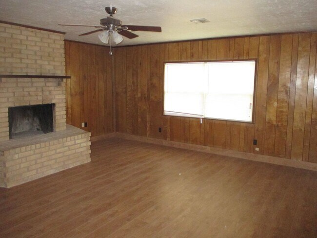 Building Photo - Spacious Home in City View!