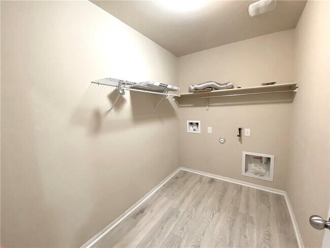 Building Photo - 215 Camellia Dr