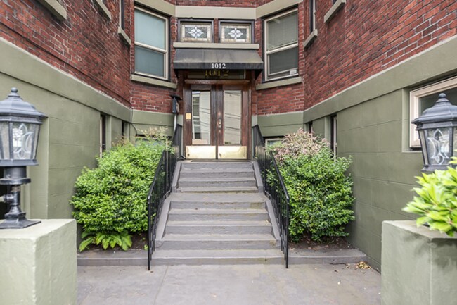 Building Photo - South Slope Queen Anne living at the Class...