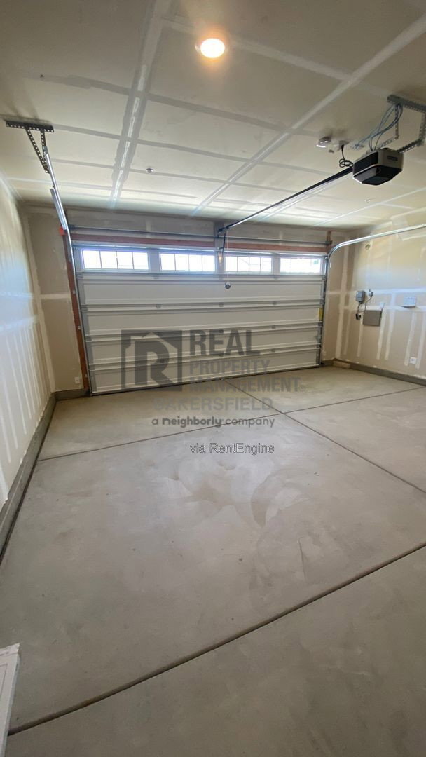 Building Photo - 6617 Shaver Dr