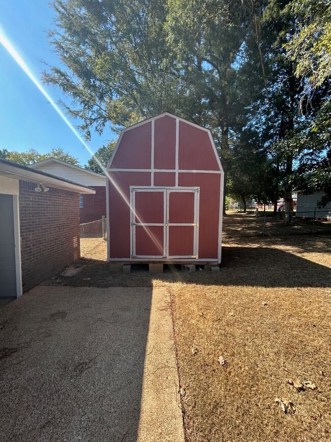 Building Photo - Updated 3-bedroom, 1.5-bath home