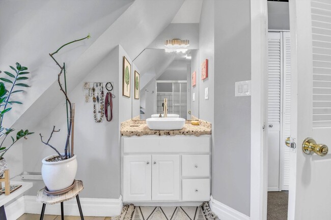 Building Photo - Charming luxury meets timeless character in the heart of West Wash Park - Available NOW!!