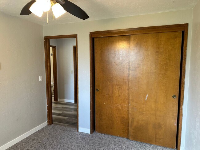 Building Photo - Updated 3 bedroom 1.5 bath house in Eugene!