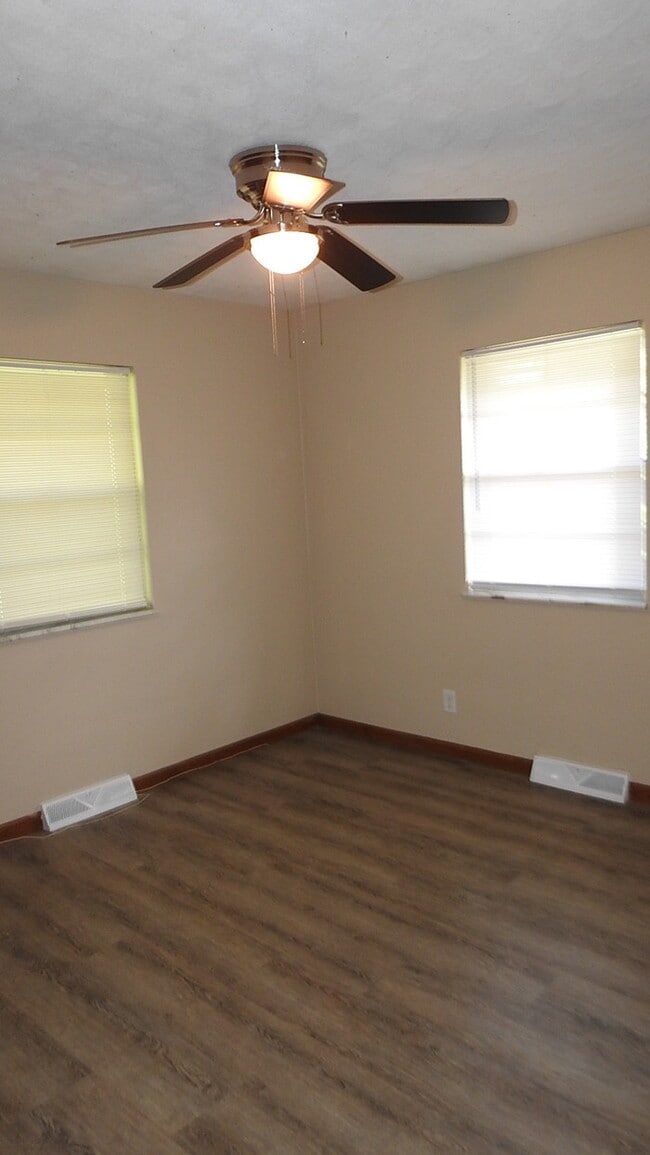 Building Photo - 1224 N Cottage Ave