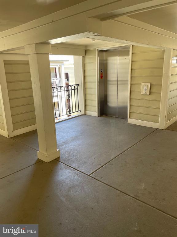 Building Photo - 1100 Quaker Hill Dr