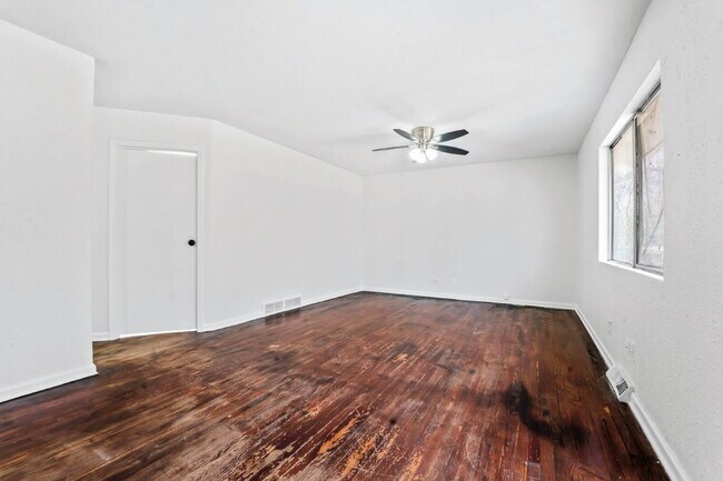 Building Photo - Beautifully Renovated 3 Bedroom Home in KCK Available Now!  1st Month's Rent is FREE!