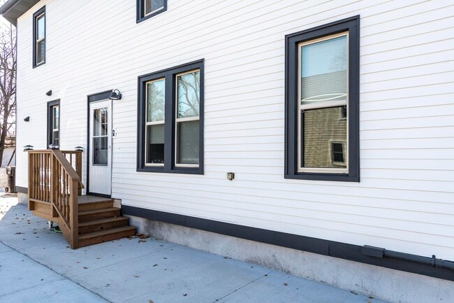 Building Photo - 7223 University Ave