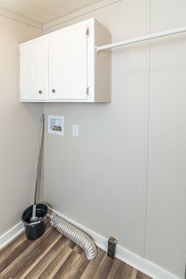 Building Photo - Rosewood Rental! Newly Remodeled 2 BR, 2 B...