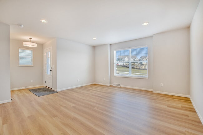 Building Photo - 671 Hillcrest Dr