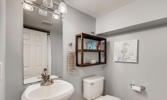 Building Photo - Charming 3 Bedroom/2.5 Bathroom Townhome with Finished Basement in Canton, MD!