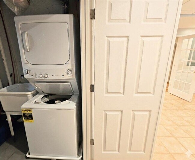 Building Photo - 2100 Bennington Ct